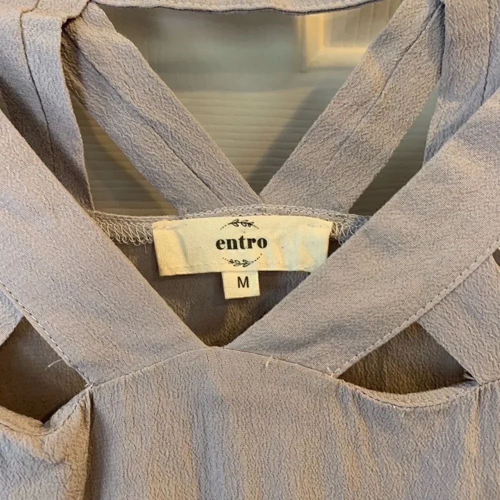 Entro Top with Cutout Designs - Picture 3 of 5